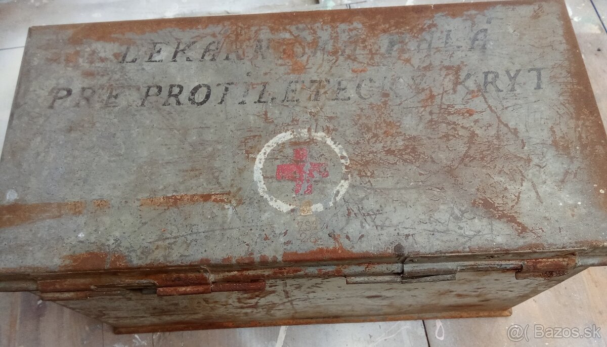 Stara plechova lekarnicka