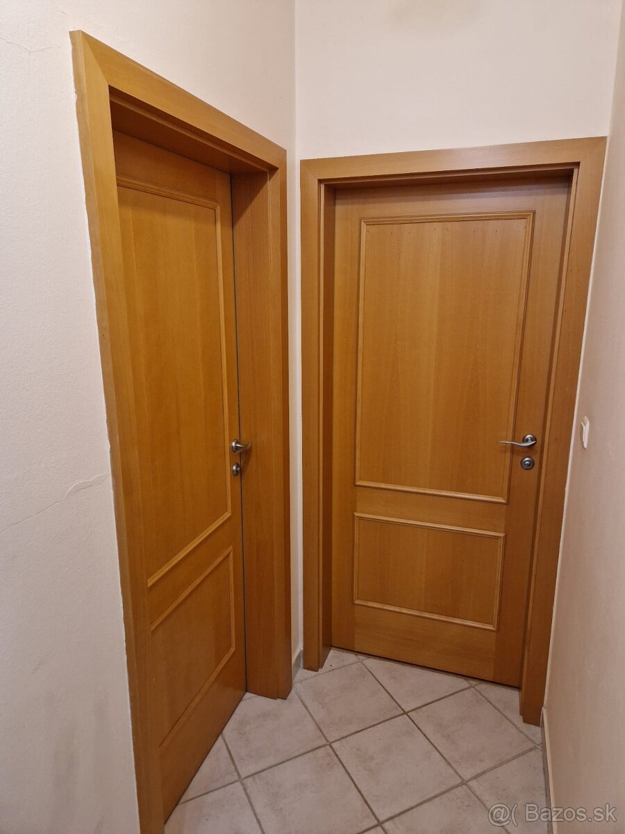 Bukové dvere so zárubňou vo výbornom stave