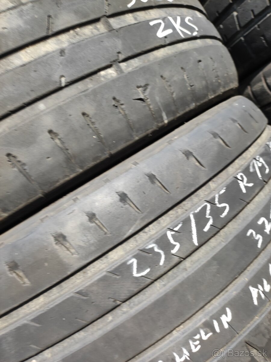 235/35R19