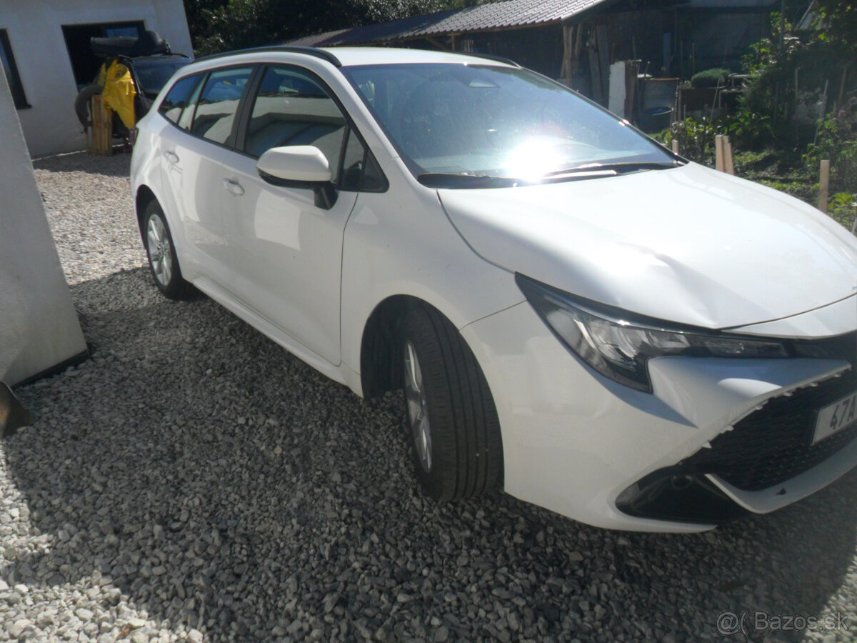 Predam Toyota Corolla Kombi Hybrid 2025 HAVAROVANA.