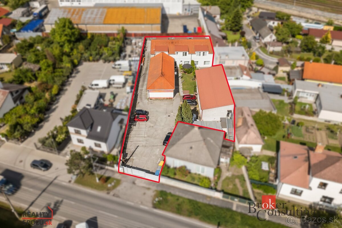 Objekt troch bytových domov v širšom centre Malaciek v samos