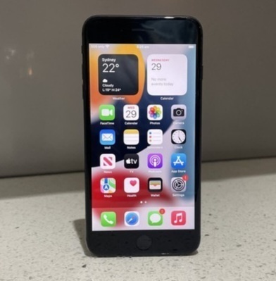 Predam iPhone 8 64GB, pekny stav, cierny.