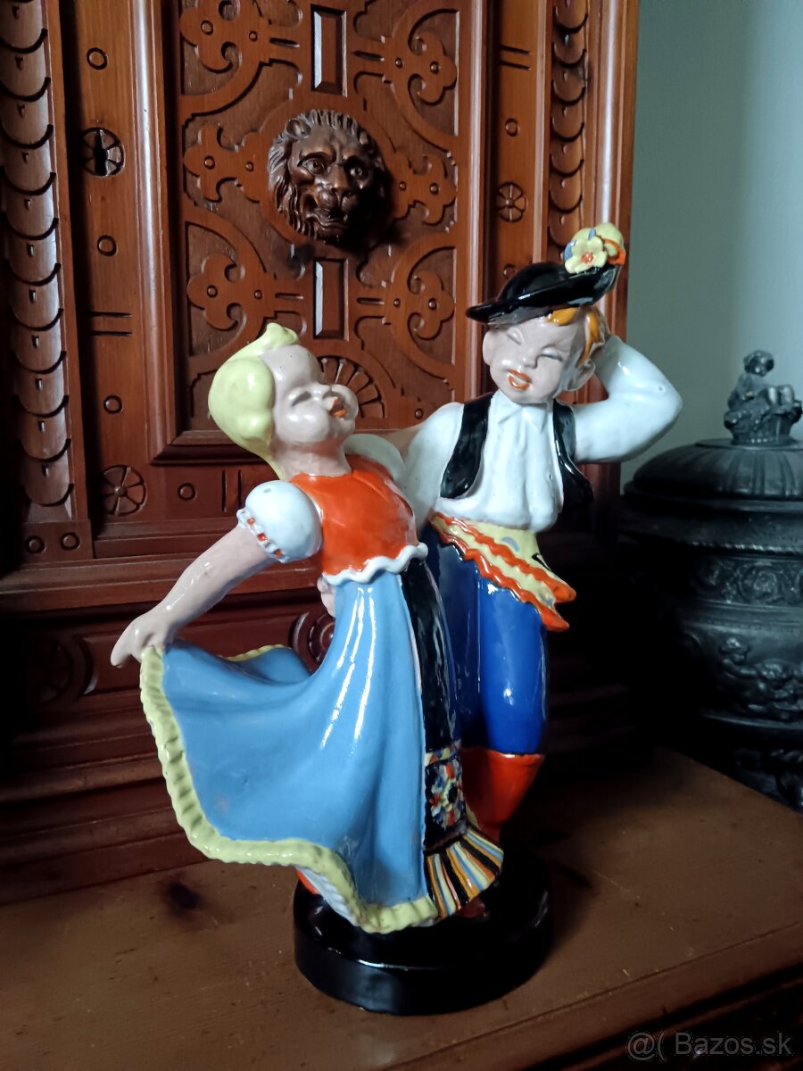 Veľká soška maďarských tanečníkov