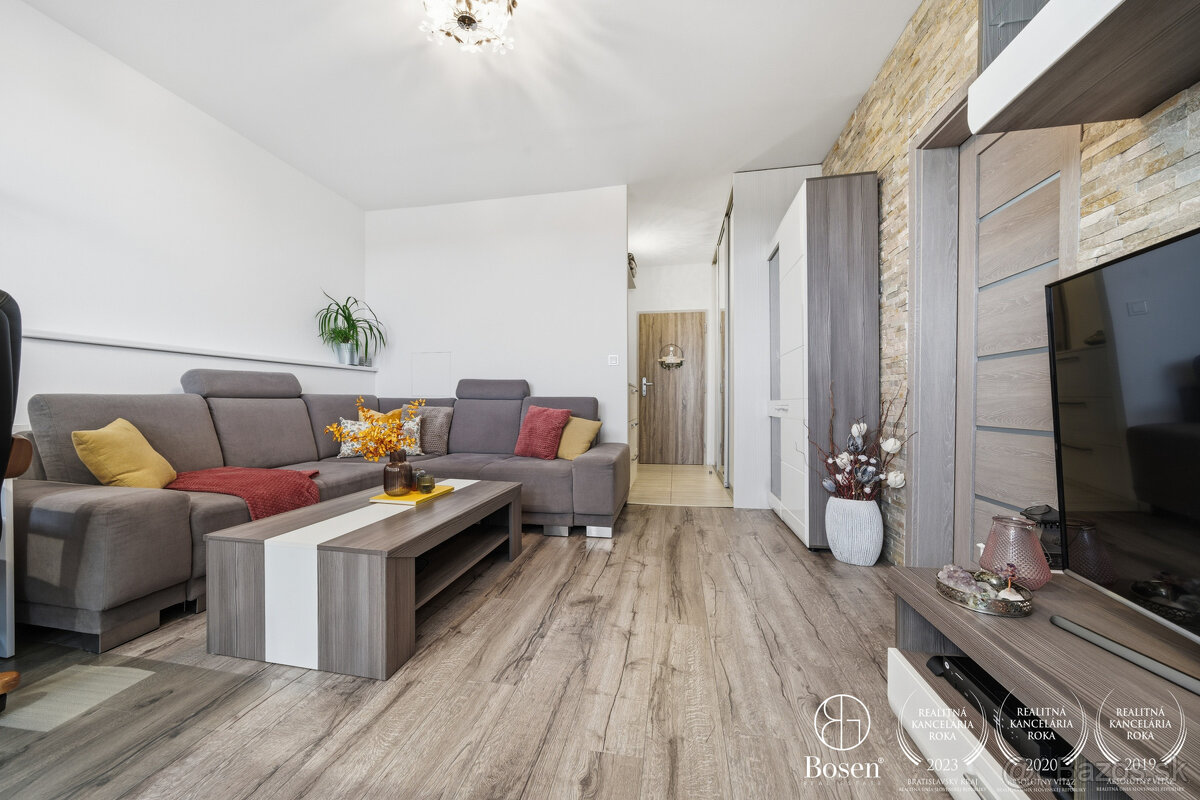 BOSEN | 2- izbový byt so zasklenou lodžiou a výhľadom na jaz