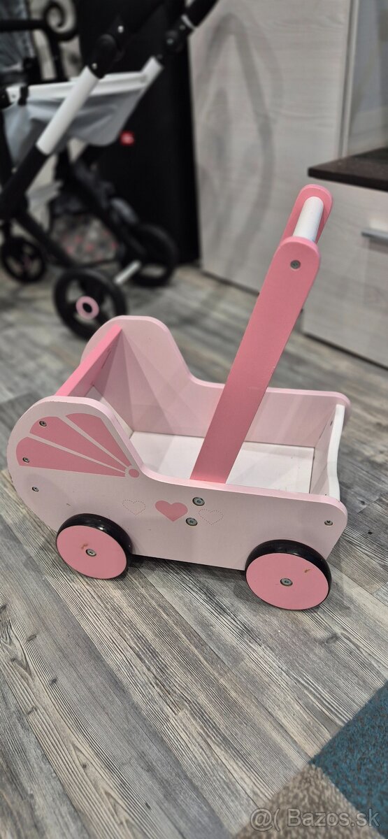 Detský drevený kočiari