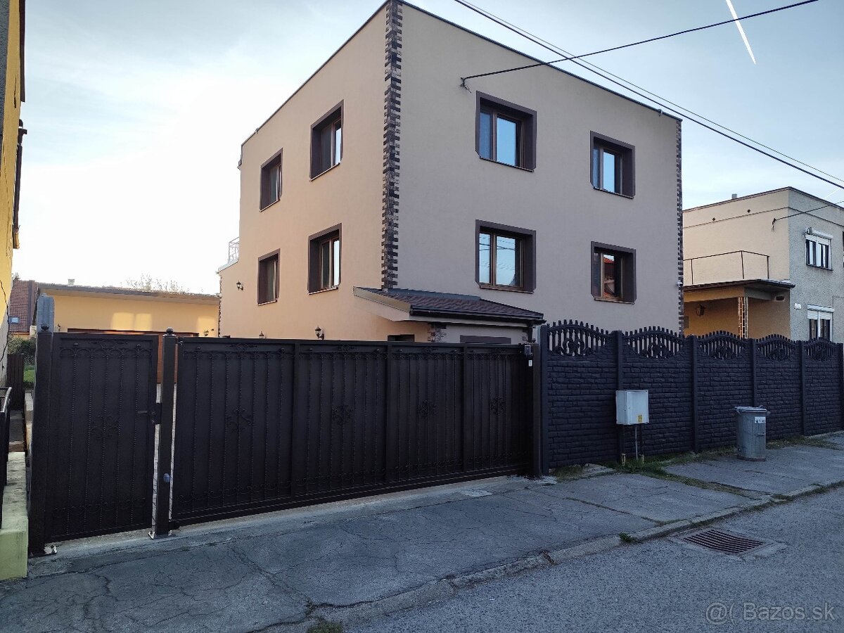 Veľký rodinný dom Bánovce nad Bebravou - Dolné Ozorovce