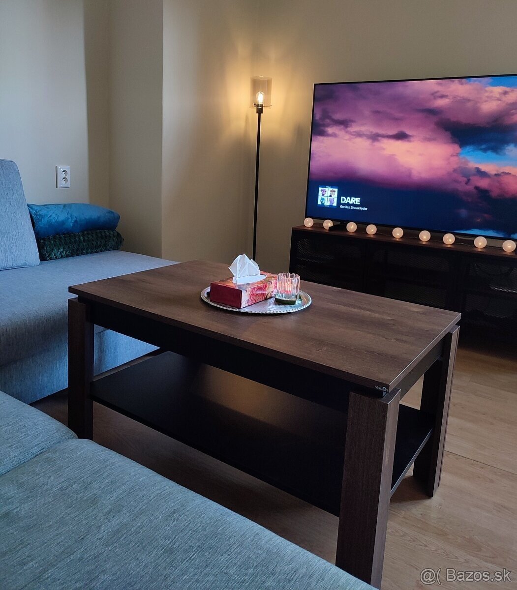 Výškovo nastaviteľný konferenčný stolík