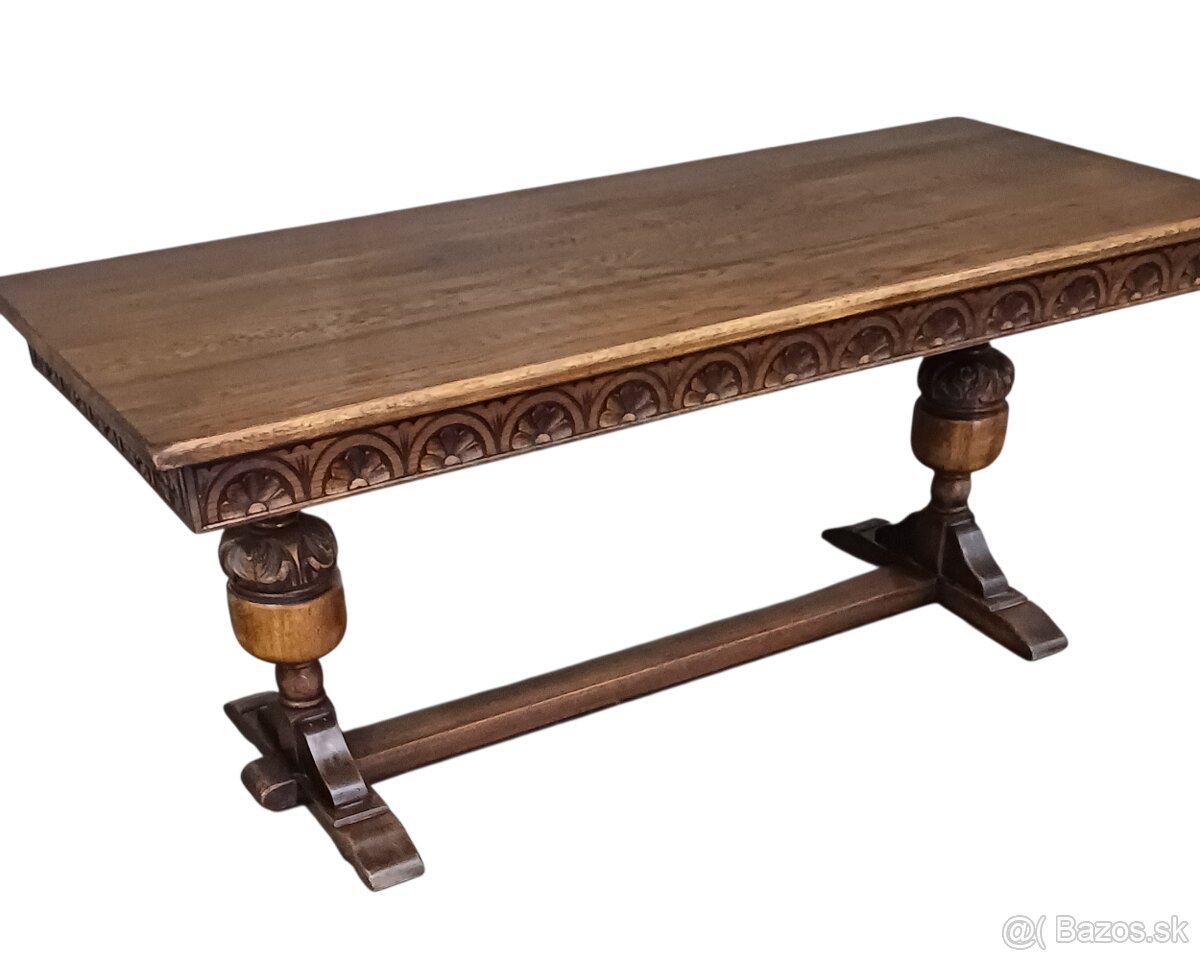 Staroẓ̌itny konferenč̣ný stolík