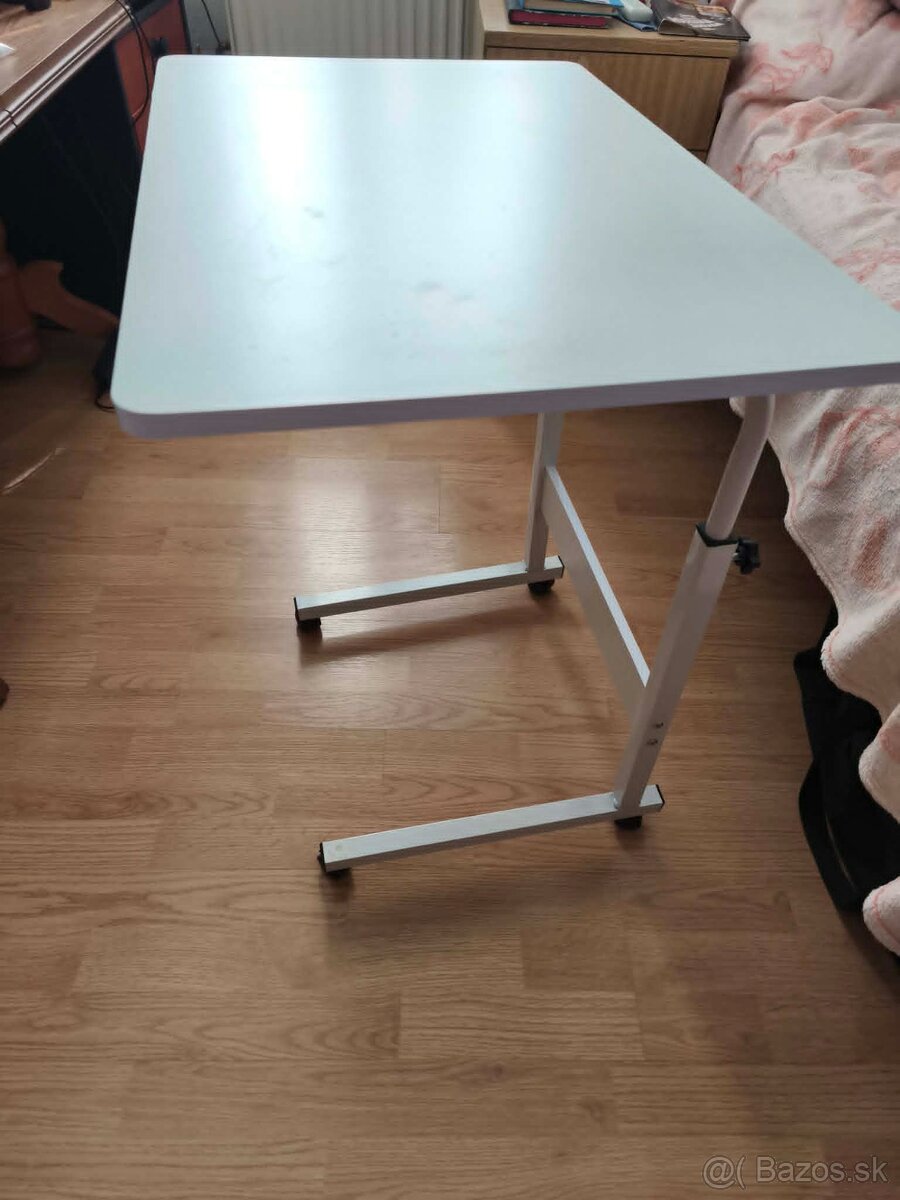 stolík nastaviteľný