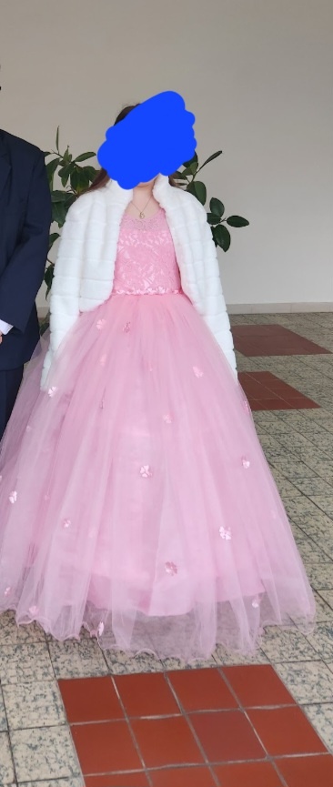 Nádherné šaty veľkosť 12 až 14 rokov