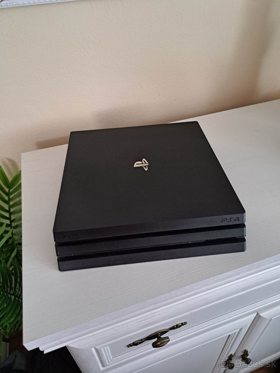 PS4 pro s 2 ovládačmi a kopou hier, čítaj