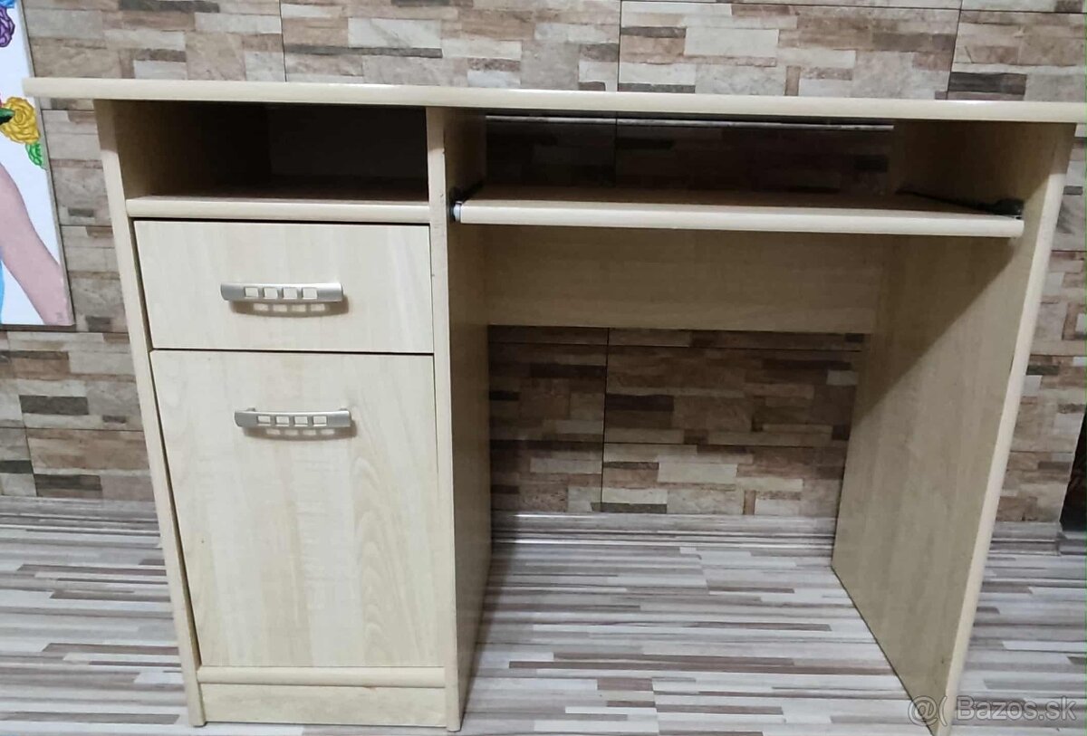 Predám 1 ks praktického PC stolíka – 30 €