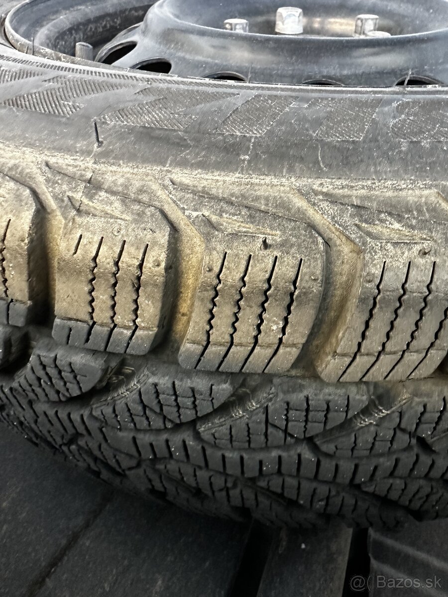 4x Plechové disky R15 so zimnými Pneu suzuki