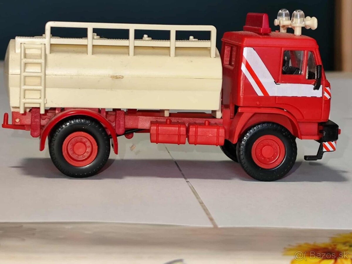 retro plastové autíčko Liaz cisterna