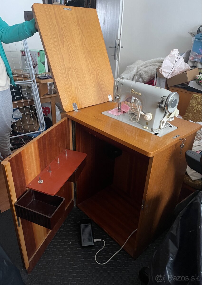 Šijací stroj Minerva v skrinke – funkčný