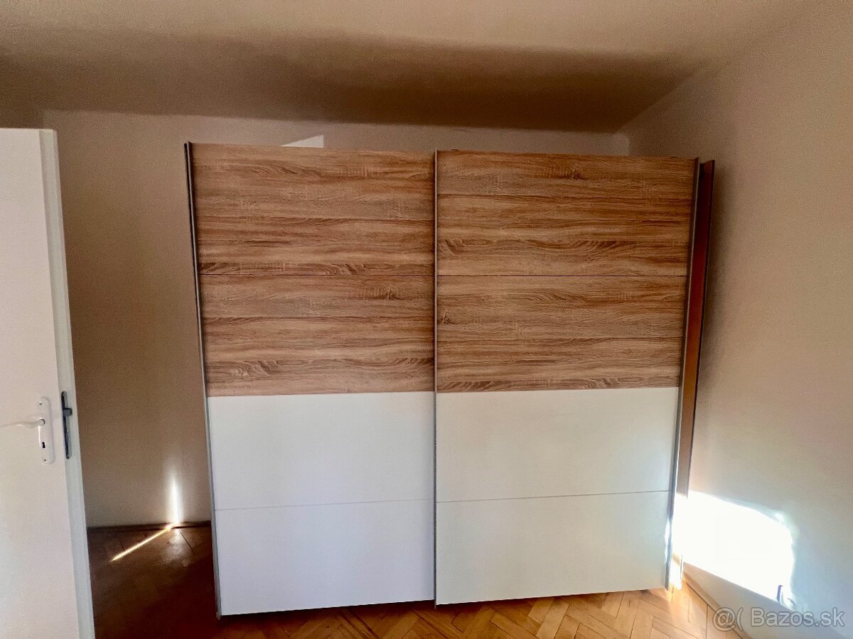 Šatníková skriňa