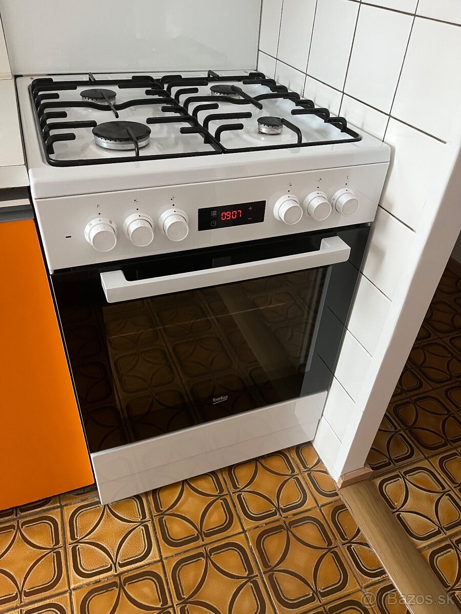 Predám sporák chladničku mrazak