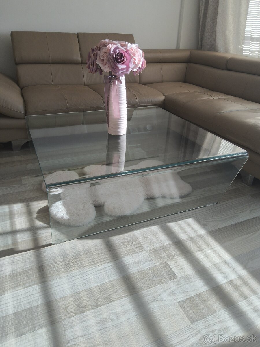 Skleneny stolík