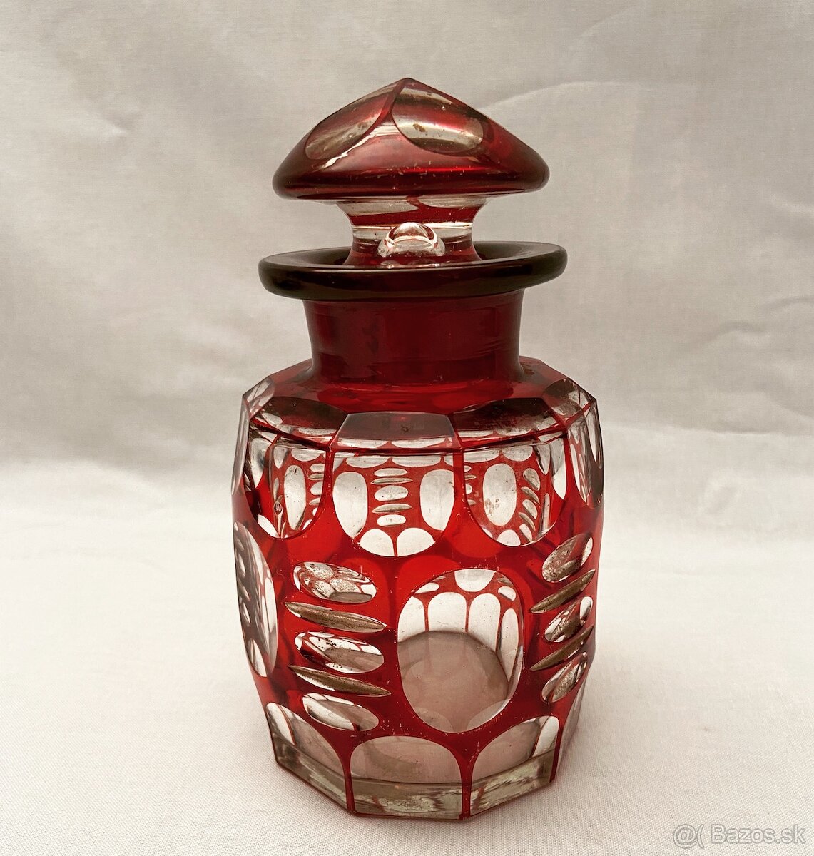 Karafa ,rubínové sklo.