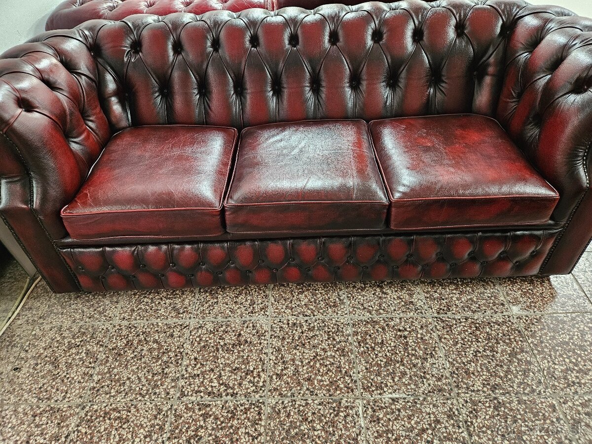 CHESTERFIELD ŠTÝL,BORDOVO-ČIEDAČKA KOŽENÁ NA KOLEČKÁCH