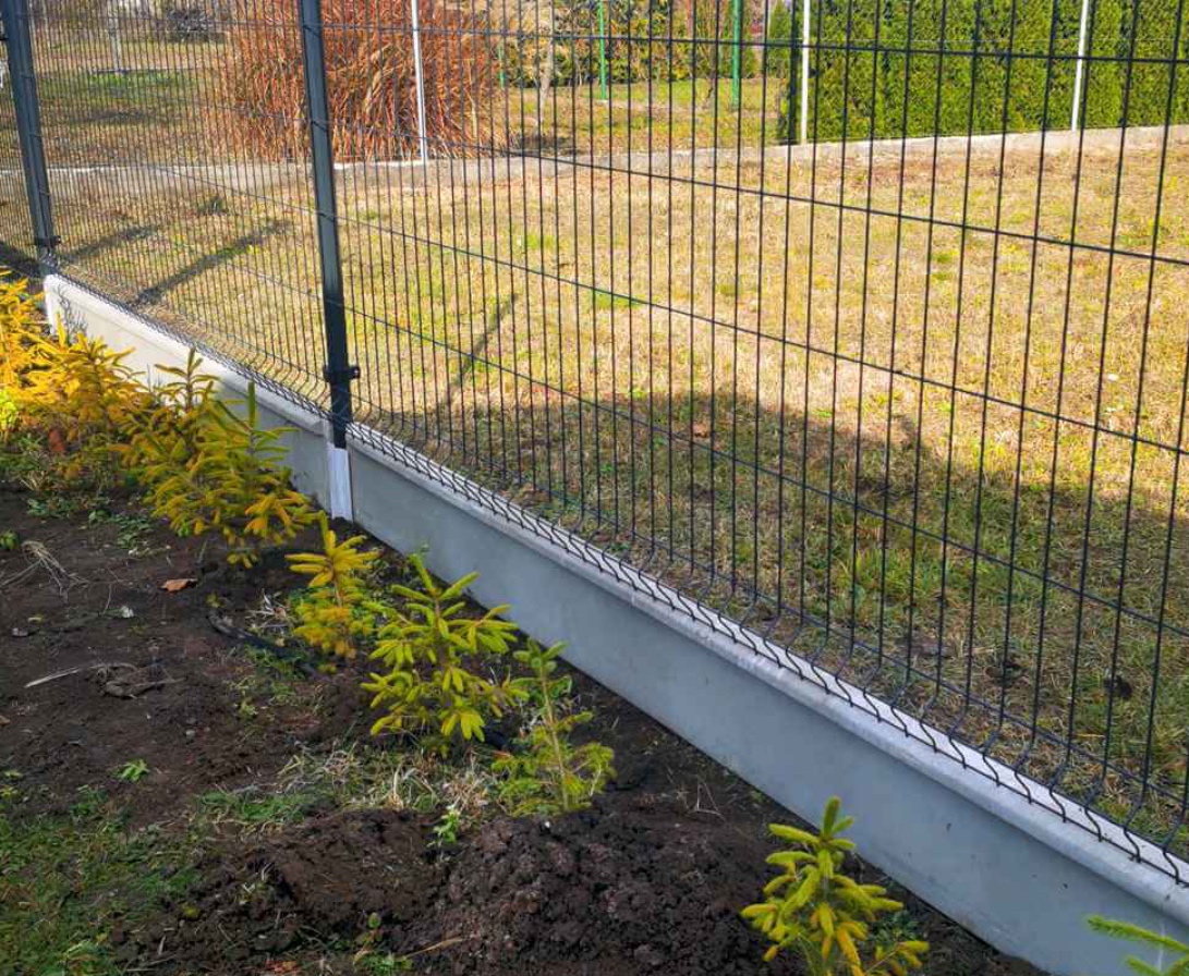 Podhrabova doska k pletivu alebo 3d / 2d panelom