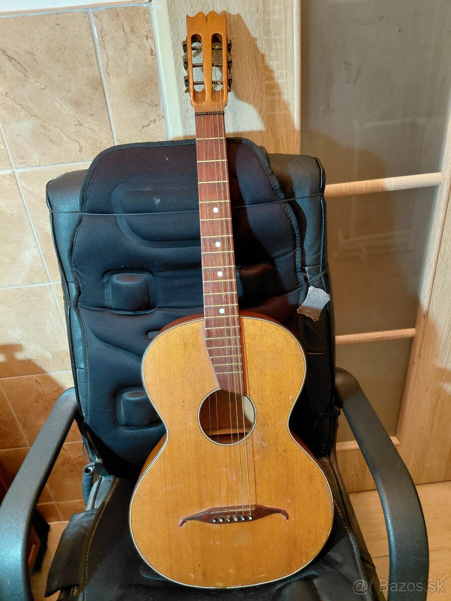 STARA. GITARA