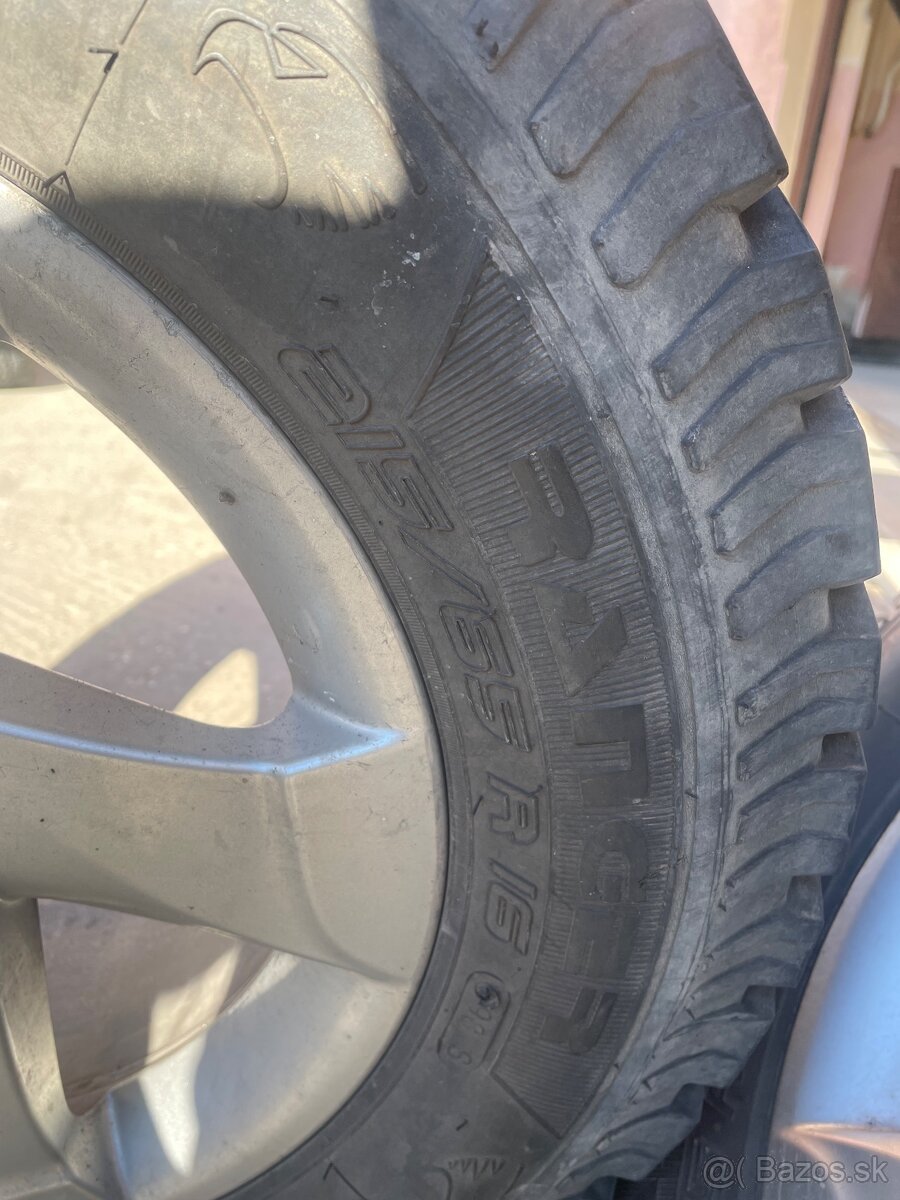 Predam gumy 215/65r16 zimne