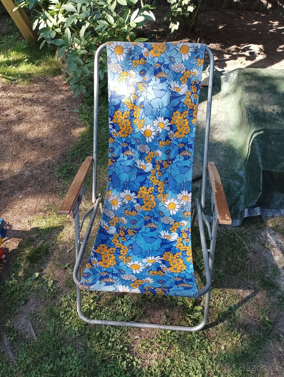 Kempingová skladacia stolička s podnožkou