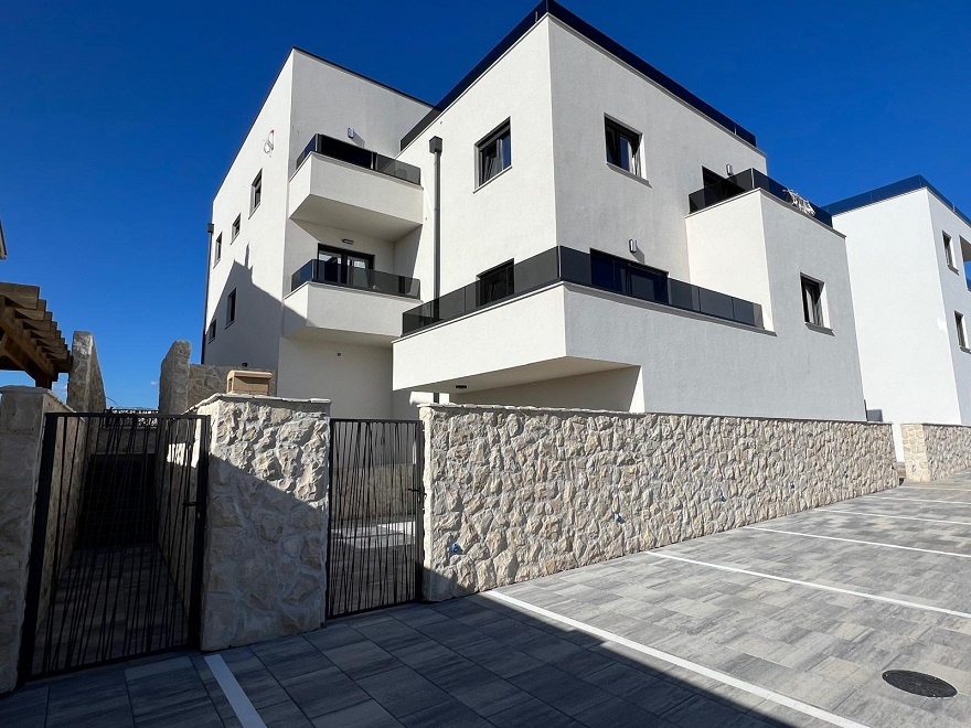 3-izboý apartmán v novostavbe s výhľadom na more /Chorvátsko