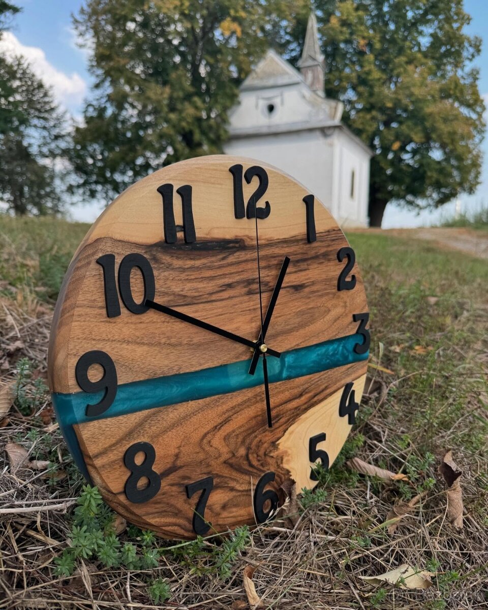 Menšie nástenné hodiny s epoxidom