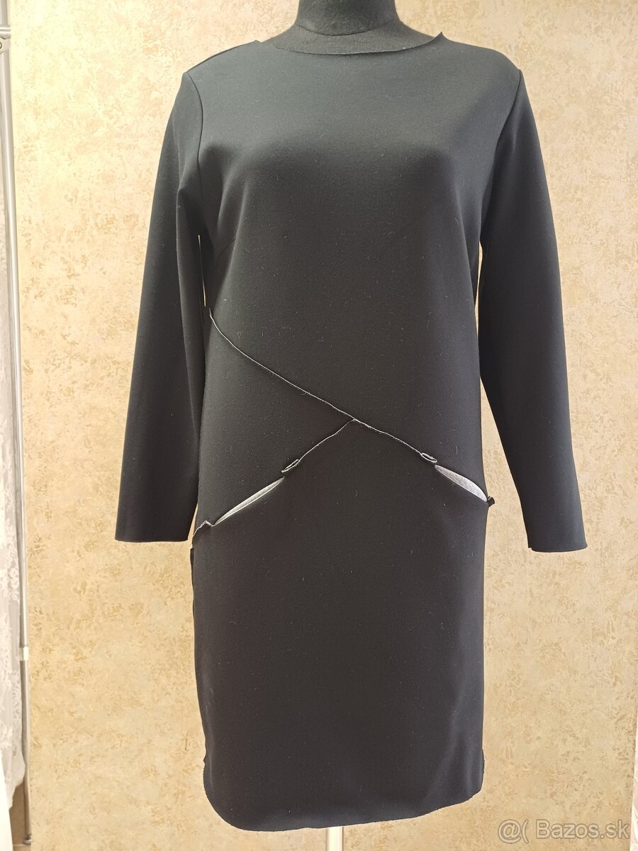 šaty značky Monari