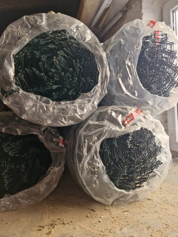 Zelené štvorhranné ZN+PVC pletivo + zelené guľaté stĺpiky