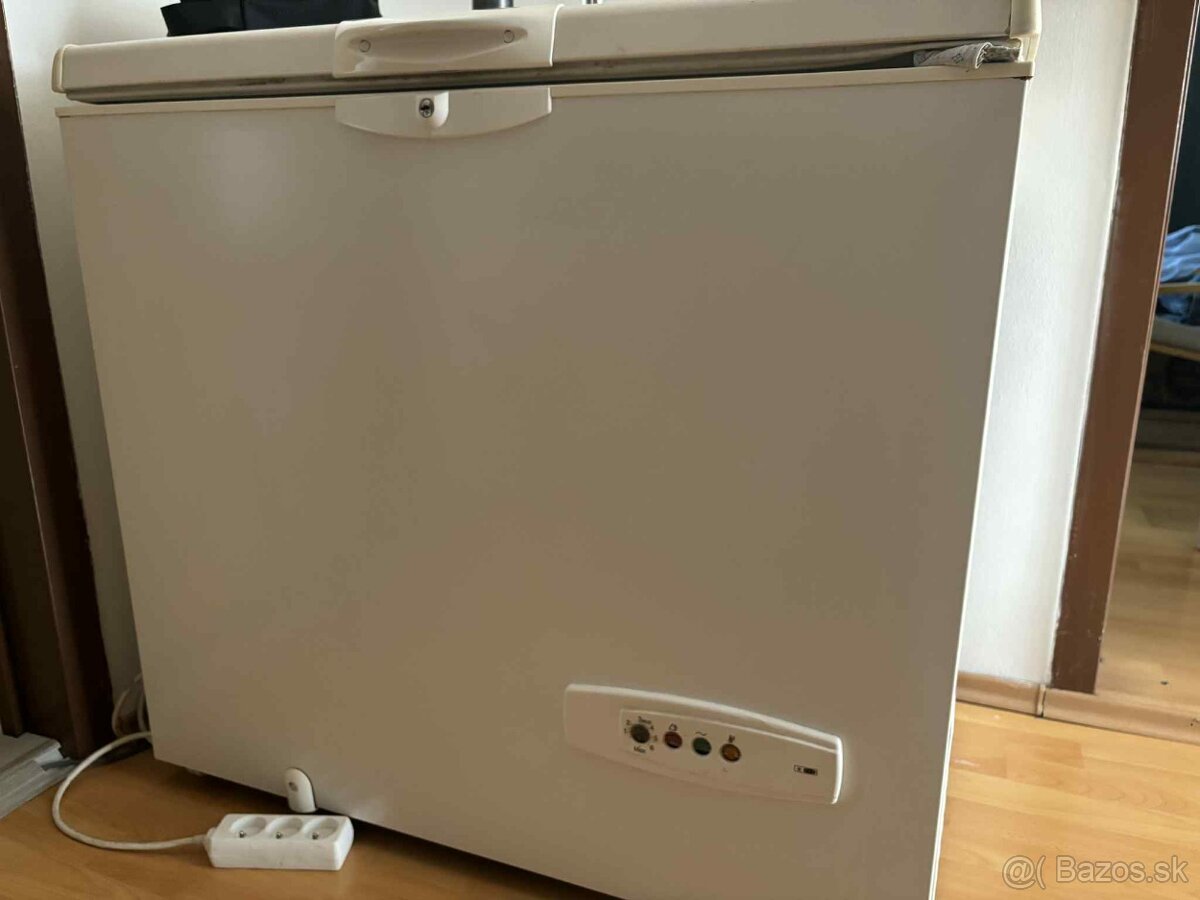 Ponúkam na predaj Mrazničku značky Whirpool 265 Litrovú.