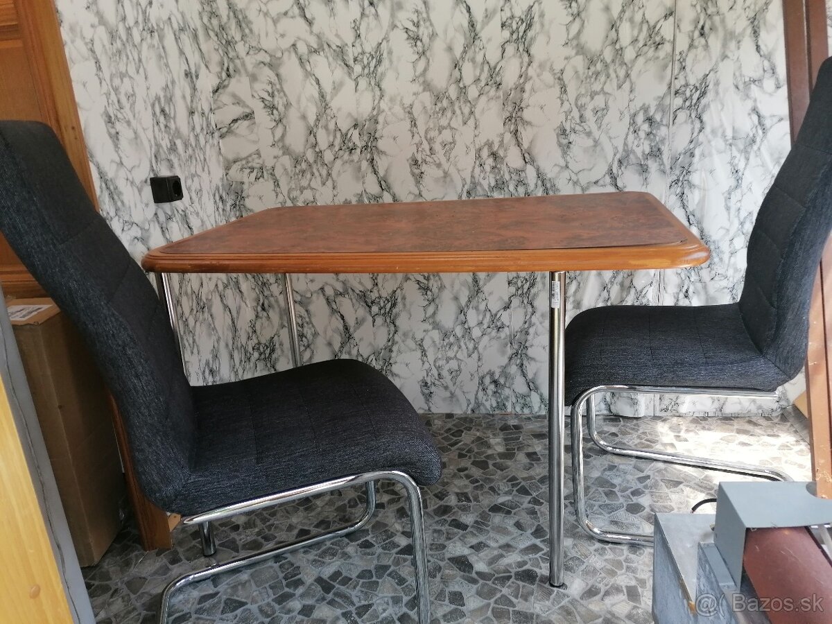 Stôl 2 stoličky