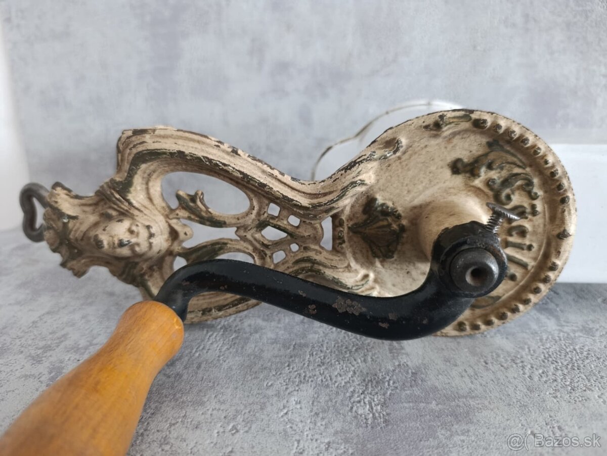 Velmi starý krásný zdobený mlynek na strouhanku JUGENDSTIL