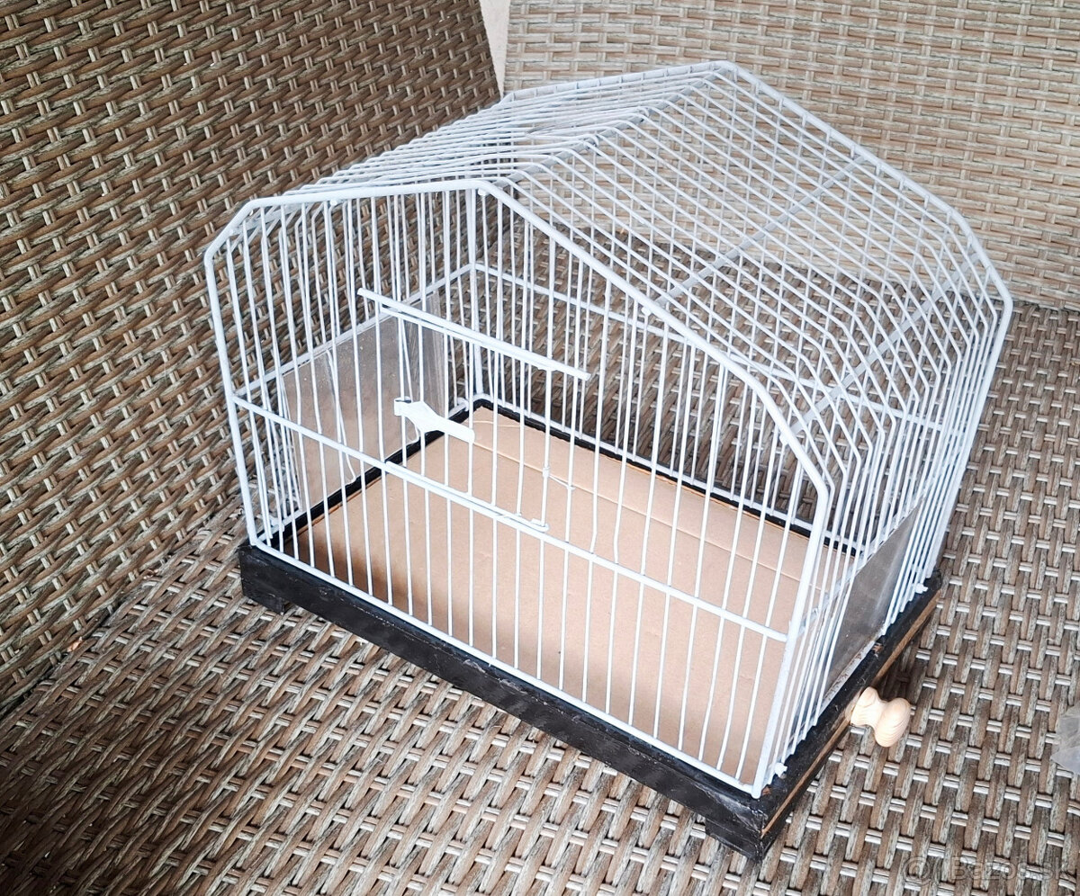 Predam starsiu klietku pre male vtaciky.