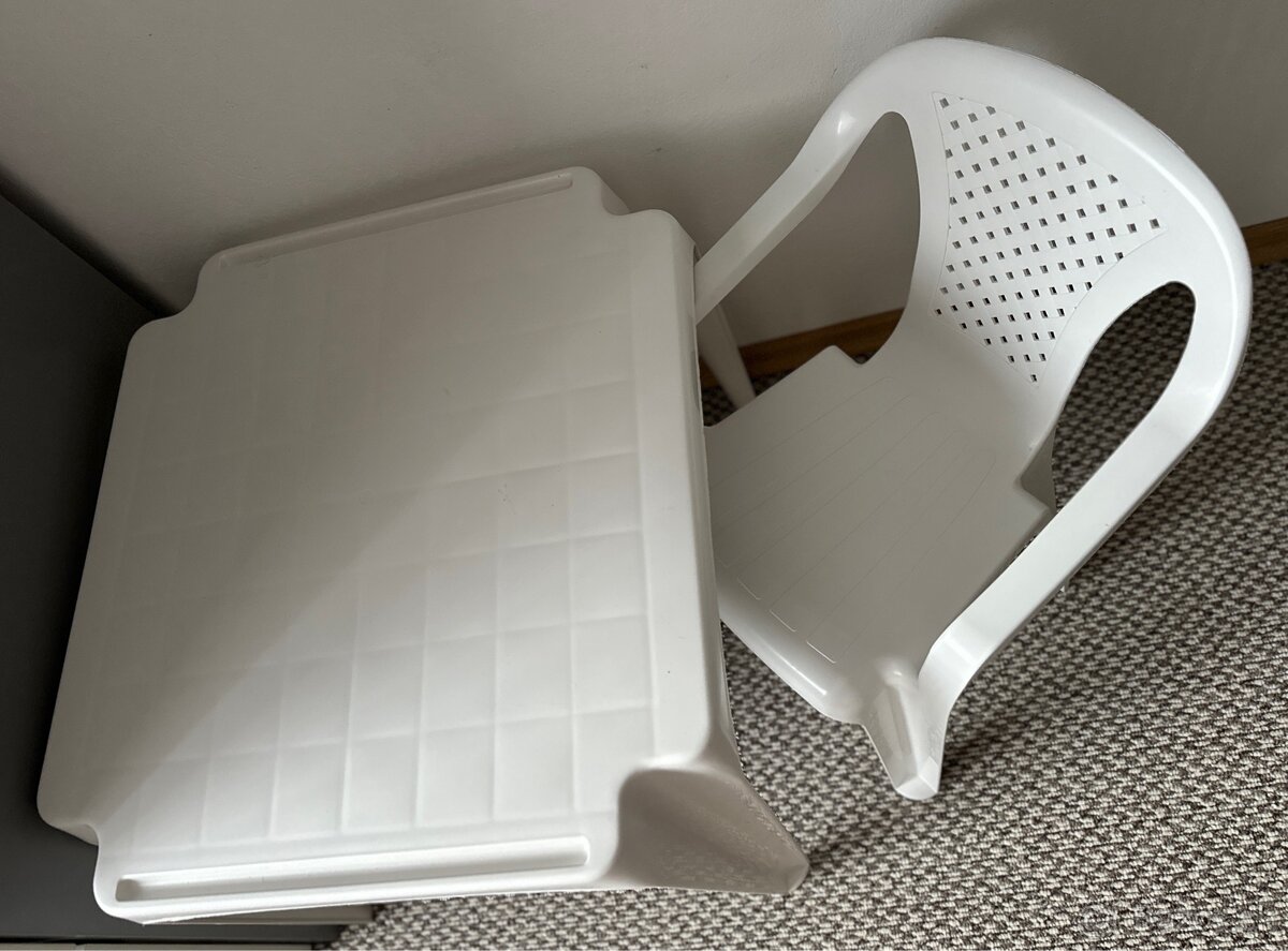 Stolík a stolička. Spolu