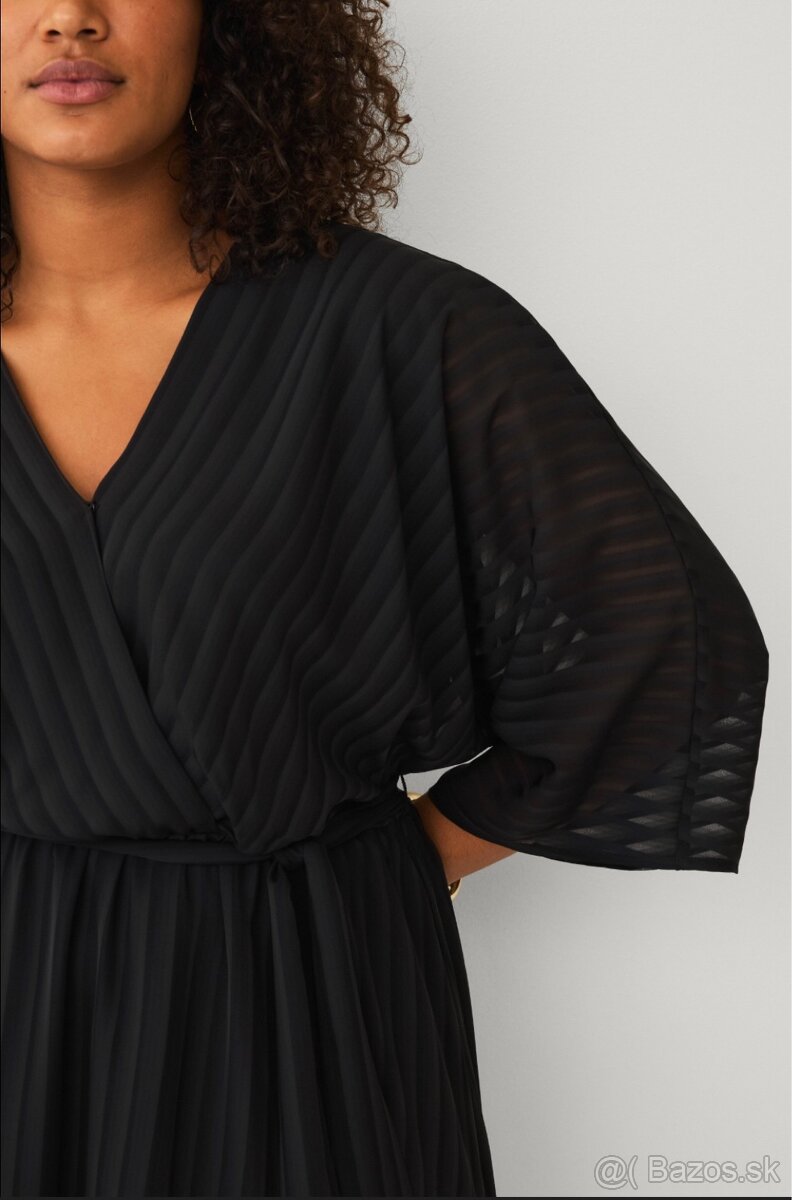 Predĺžená blúzka so zavinovaním.