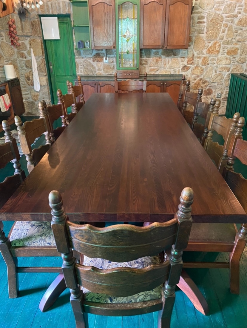 Veľký pevný kvalitný stôl a 12 stoličiek