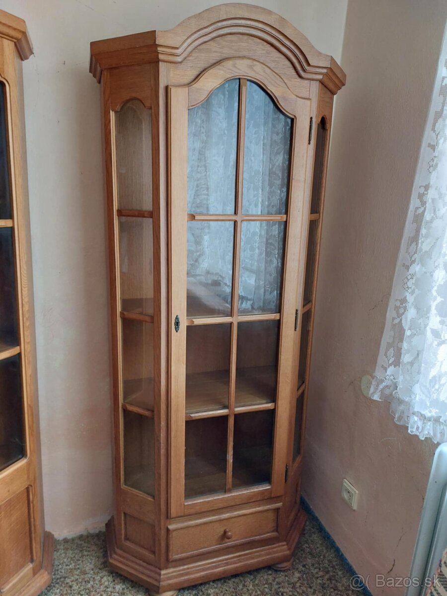 Rustikálna vitrína