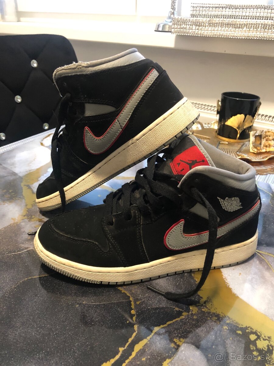 Jordan 1 Mid