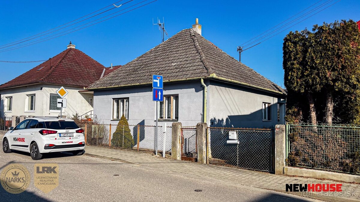 Rodinný dom v pôvodnom stave s rovinatým pozemkom a potenciá
