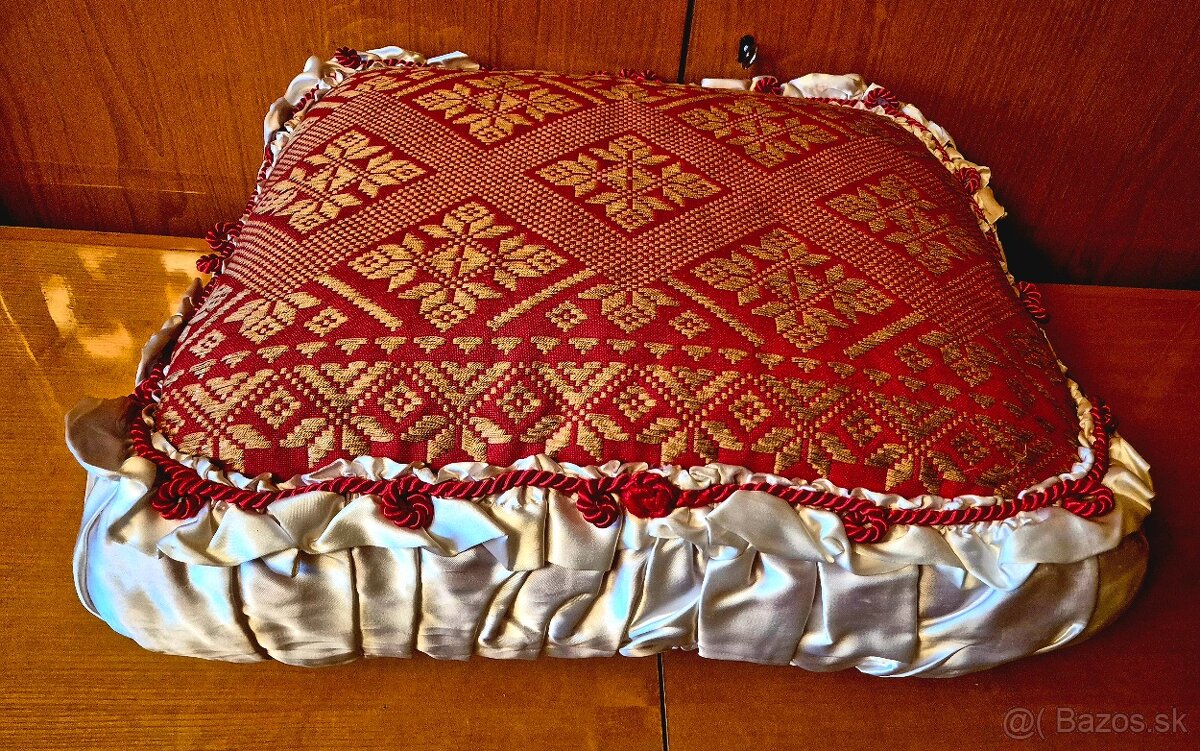 Predám ľudový vyšivyný ozdobný vankúš