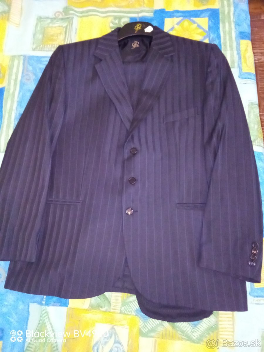 Pánsky oblek tmavosivej farby s pásikmi c 58