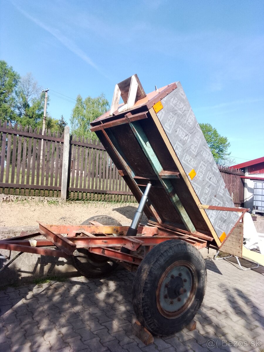 Vyklapacia vlečka za traktor
