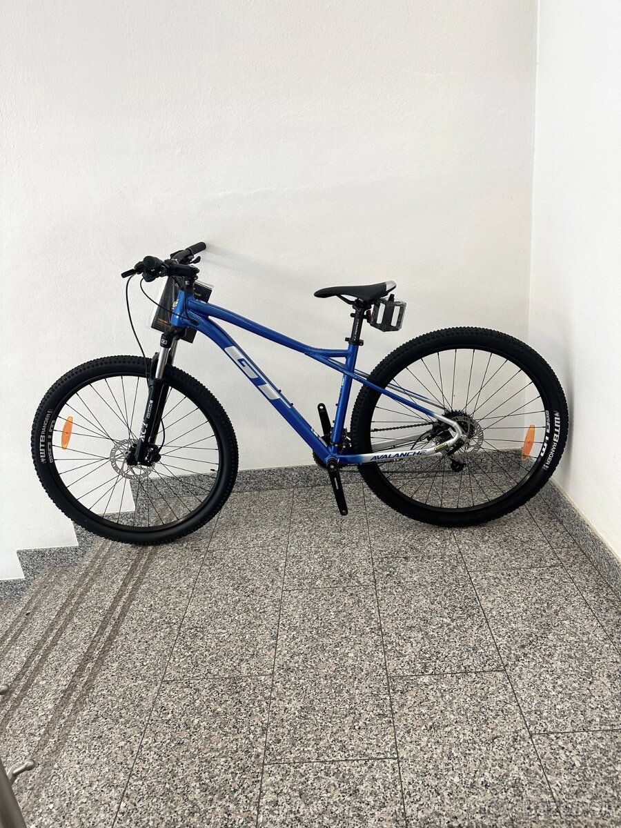 GT Avalanche Sport, Blue 29" veľ. M (17“) a veľ. L (19“), b