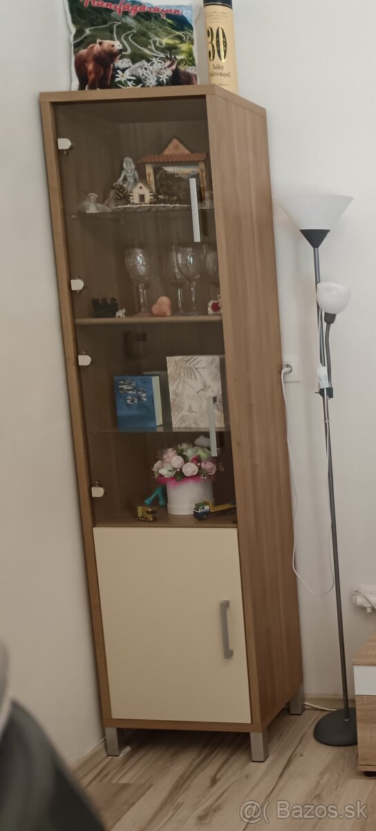Vitrínová skriňa