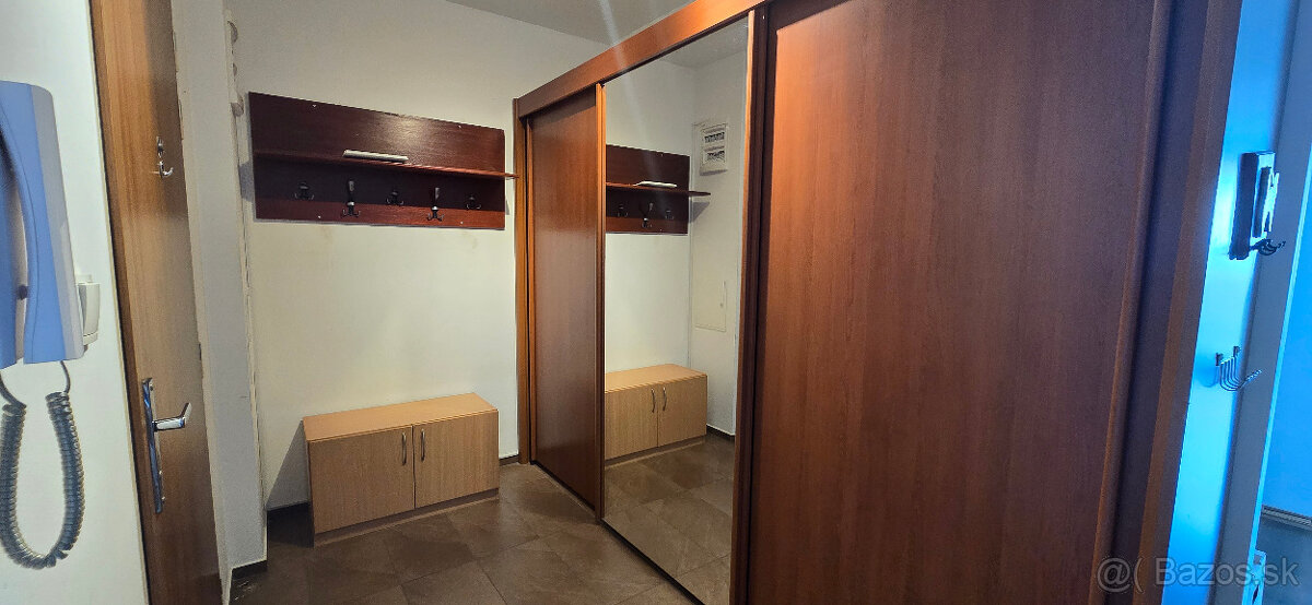Predám šatníkovú skriňu s posuvnými dverami - dl. 3 m
