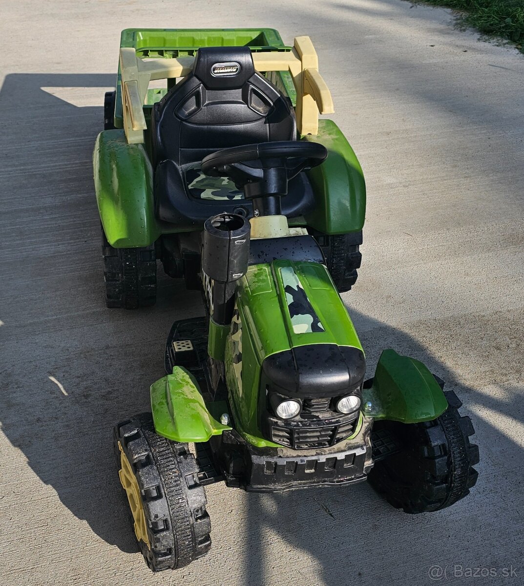 Elektrický traktor s vlečkou