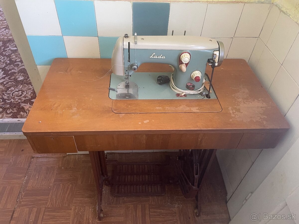 Predám šijací stroj Lada 738 – retro, zberateľský kúsok